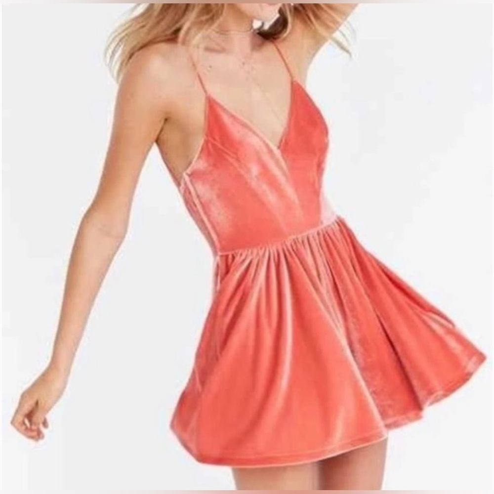 Urban Outfitters Silence + Noise Vanessa Stretch Velvet Romper in Coral. Size S